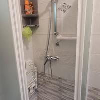 Box doccia angolare, specchio con pensile