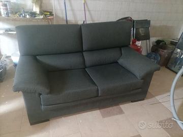 Divano 2 Posti Grigio in Tessuto Lavabile 