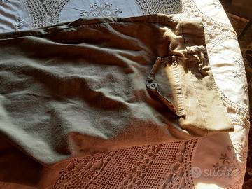 Pantalone modello capri