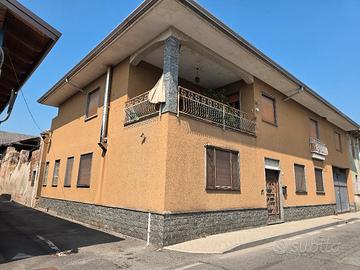 casa  indipendente con 3 appartamenti. 