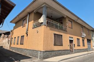 casa  indipendente con 3 appartamenti. 