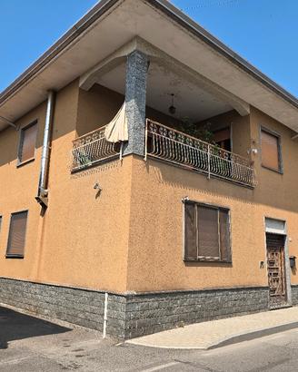 casa  indipendente con 3 appartamenti. 
