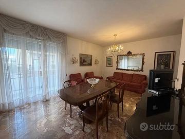 Appartamento di 120 m² con 5 locali e box auto a V