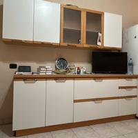 Cucina bianca a marrone