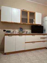 Cucina bianca a marrone