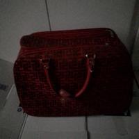 Borsone  da viaggio rosso.