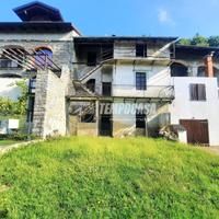 Casa su tre piani con ampio giardino ad Andrate