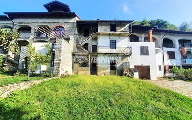 Casa su tre piani con ampio giardino ad Andrate