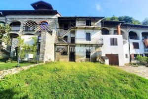 Casa su tre piani con ampio giardino ad Andrate