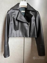 Chiodo nero ecopelle con frange su schiena