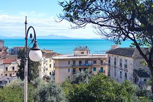 Vietri Marina, terrazzo e giardino 200 MT da mare
