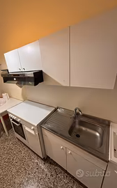 cucina a gas, due pensili e  base lavello