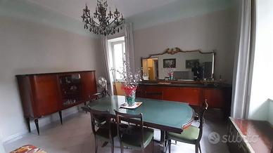 Sala da pranzo anni cinquanta. Molto bella.