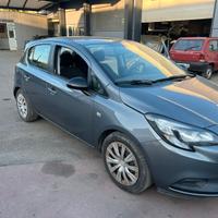 Opel corsa con gancio di traino