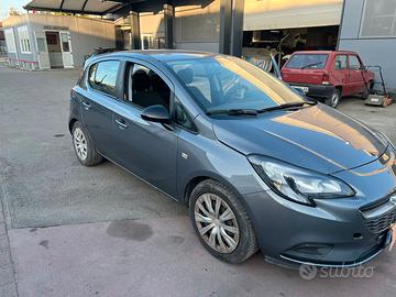 Opel corsa con gancio di traino