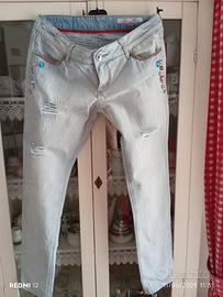 Jeans modello strappati 