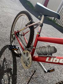 Bicicletta Mountain bike Liberati rossa