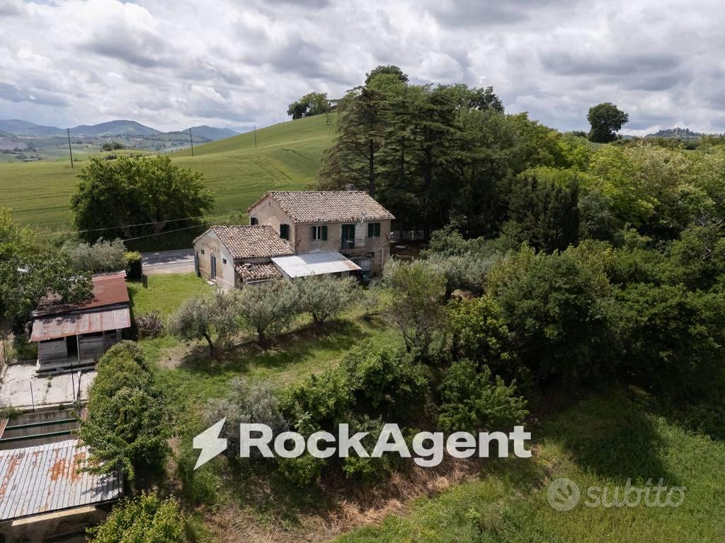 Rustico / Casale di 300 m² con più di 5 locali e b - Vista 2