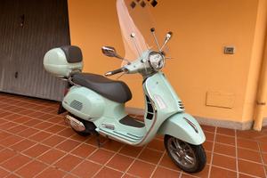 Vespa GTS 125 2024 2.068 km + bauletto e parabrezz