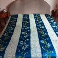 copriletto vintage ricamato a mano