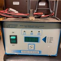 Caribatterie per auto, macchine ind.li e muletti