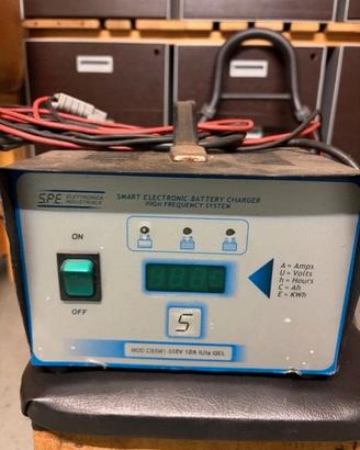 Caribatterie per auto, macchine ind.li e muletti