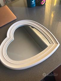 Specchio da parete a forma di cuore – bianco