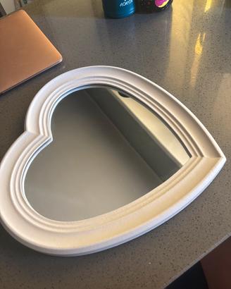 Specchio da parete a forma di cuore – bianco