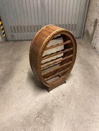 Cantinetta in legno con forma di botte