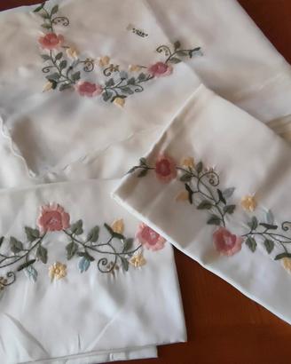 Completo matrimoniale vintage ricamato a mano 