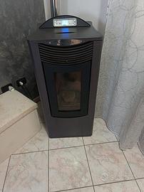 stufa a pellet  12kw tenuta maniacalmente ,