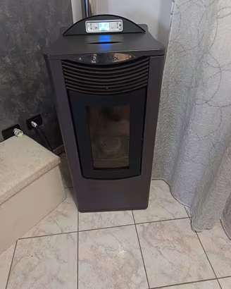 stufa a pellet  12kw tenuta maniacalmente ,