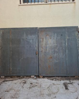 Porta in ferro 2 ante telaio e chiavi  250 € una