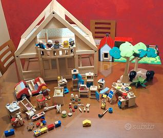  Casa delle bambole in legno con personaggi e arr