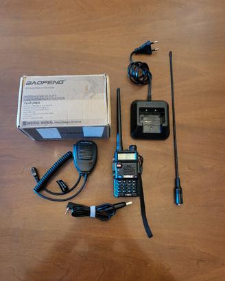 Ricetrasmittente Baofeng M5R con accessori
