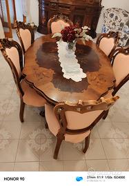 tavolo con sedie e rivestimento 