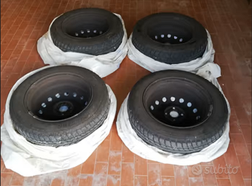 4 gomme invernali 185/65R15 su cerchi