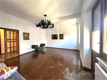 AMPIO APPARTAMENTO CON SOFFITTA e TERRAZZO A 2 PAS