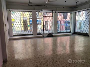 NEGOZIO A PESCANTINA