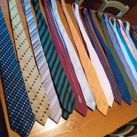 vari tipi di cravatte in seta e misto 
