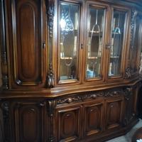 sala con tavolo e sedie 