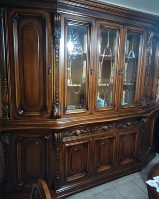 sala con tavolo e sedie 