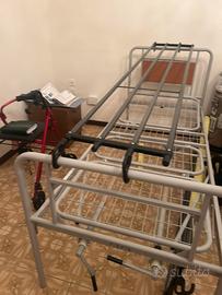 Letto ospedaliero e sedia a rotelle