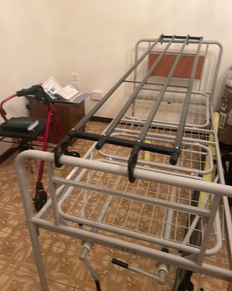 Letto ospedaliero e sedia a rotelle