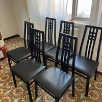 Cinque sedie nere imbottite