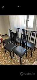 Cinque sedie nere imbottite
