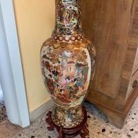 Vaso in ceramica giapponese con piedistallo