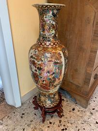 Vaso in ceramica giapponese con piedistallo