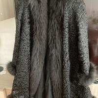 Pelliccia astracan nera bordata con volpe nera