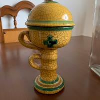 Pisside in ceramica decorata a mano